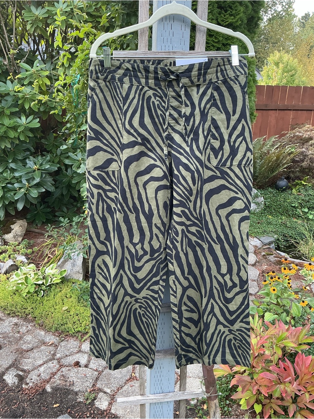 Liz Claiborne Olive Green and Black Zebra-Print Cargo Pants